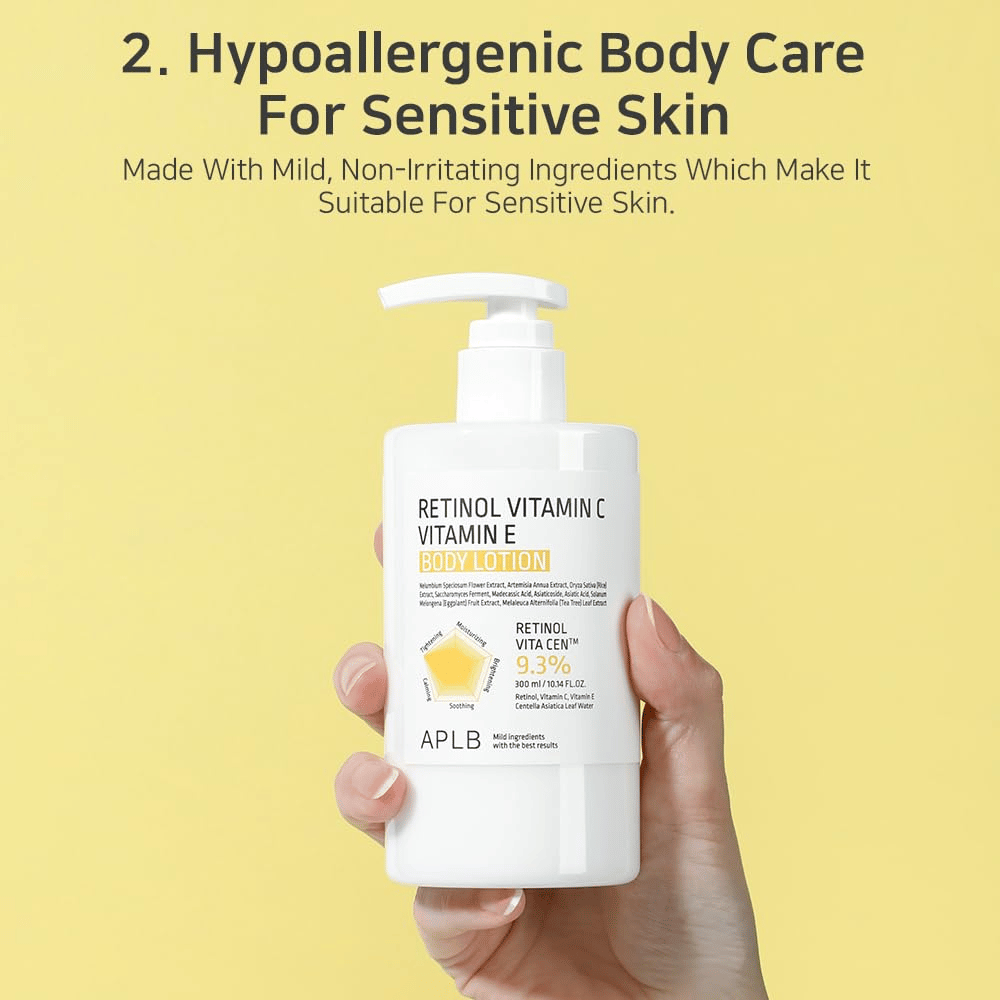 Eine Hand hält eine weiße Pumpflasche vor gelbem Hintergrund. Der Text hebt hervor, dass das Produkt hypoallergen ist und für empfindliche Haut geeignet ist, mit milden und nicht reizenden Inhaltsstoffen.