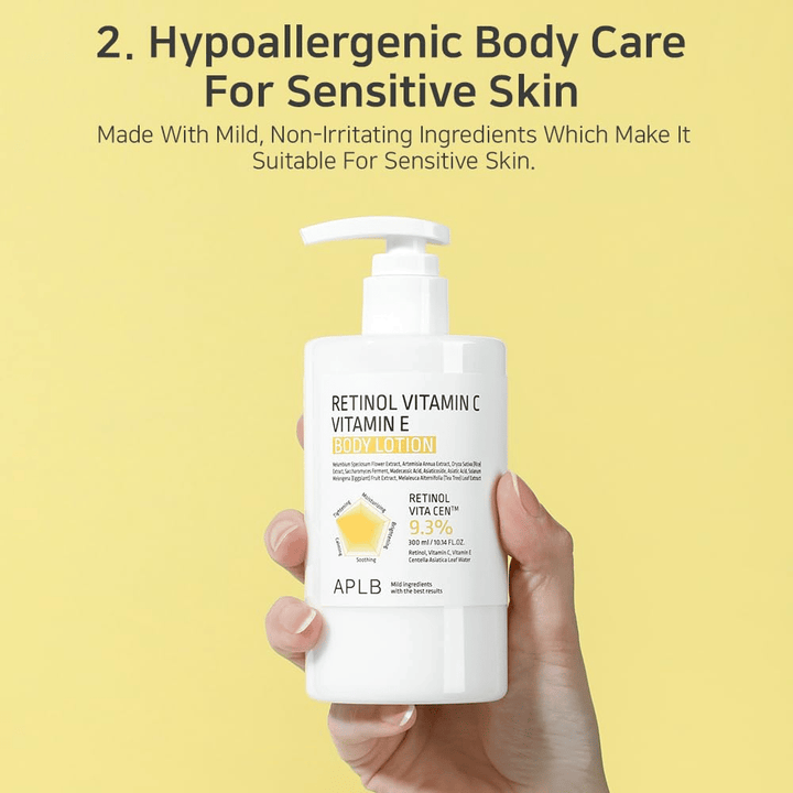 Eine Hand hält eine weiße Pumpflasche vor gelbem Hintergrund. Der Text hebt hervor, dass das Produkt hypoallergen ist und für empfindliche Haut geeignet ist, mit milden und nicht reizenden Inhaltsstoffen.