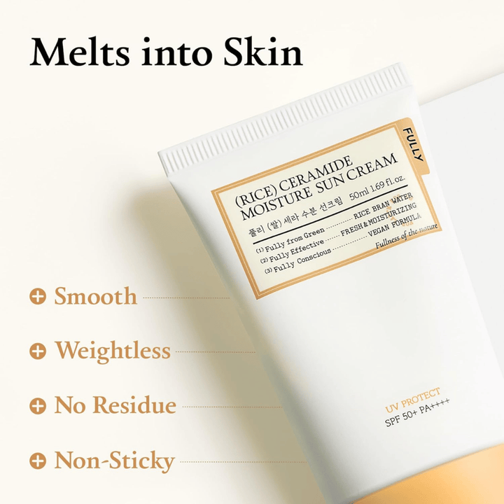 Kampagnenbild für FULLY Rice Ceramide Moisture Sun Cream, das die leichte und schnell einziehende Formel hervorhebt. Der Fokus liegt auf dem Hautgefühl mit der Botschaft, dass das Produkt ohne Kleben, weißen Film oder schweres Finish mit der Haut verschmilzt.