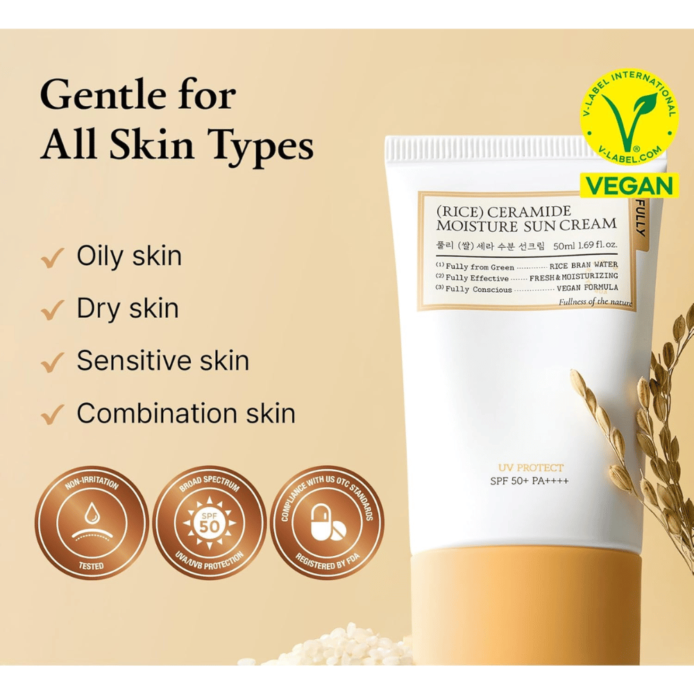 Informationsbild, das zeigt, dass die Sonnencreme für alle Hauttypen geeignet ist, einschließlich fettiger, trockener, empfindlicher und Mischhaut. Das Bild hebt außerdem die vegane Formel, den Breitband-UV-Schutz und die sanfte Formulierung hervor.