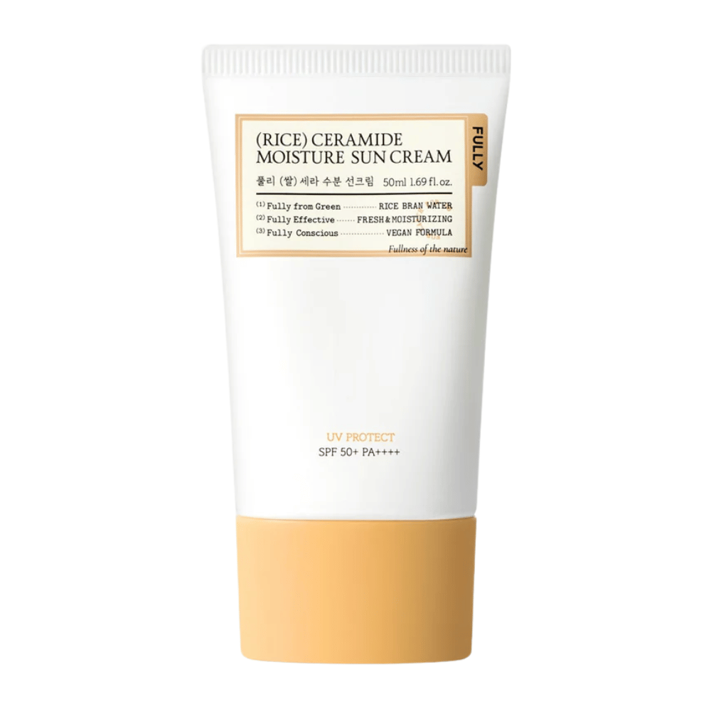 Freigestelltes Produktbild von FULLY Rice Ceramide Moisture Sun Cream mit minimalistischem und elegantem Design in weißen und beigen gesichtswasser. Die Verpackung vermittelt einen sauberen, pflegenden und hautfreundlichen Eindruck mit SPF 50+ PA++++ Schutz.