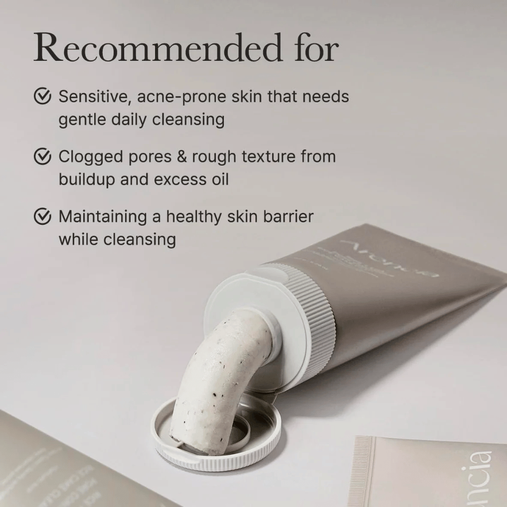 Arencia Rice + LHA Pore Control Rice Cake Cleanser in Tube mit herausgedrücktem Produkt, zeigt cremige Konsistenz für empfindliche und zu Akne neigende Haut.