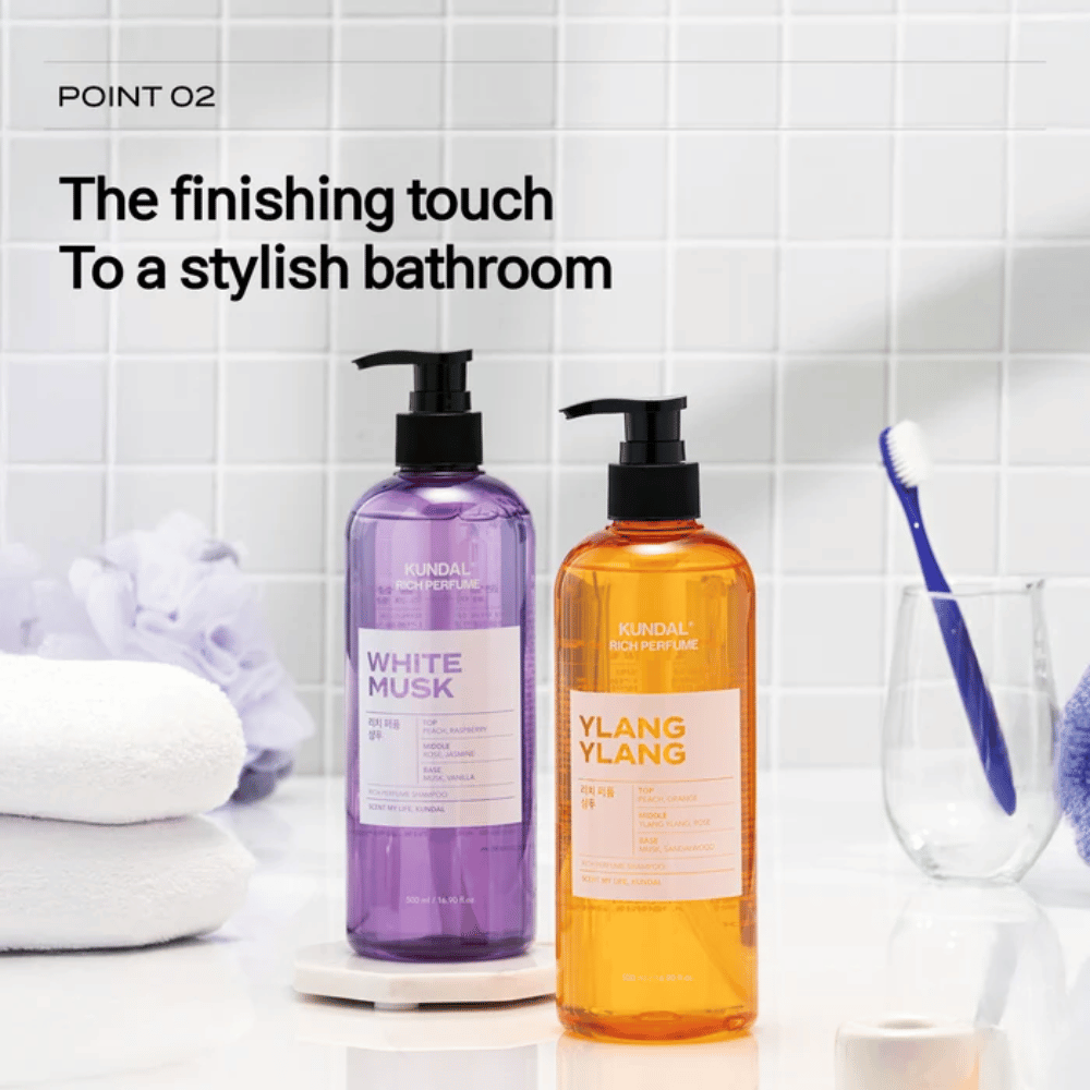 5. KUNDAL Rich Perfume Shampoo White Musk & Ylang Ylang – zwei parfümierte Shampoos in stilvoller Badezimmerumgebung