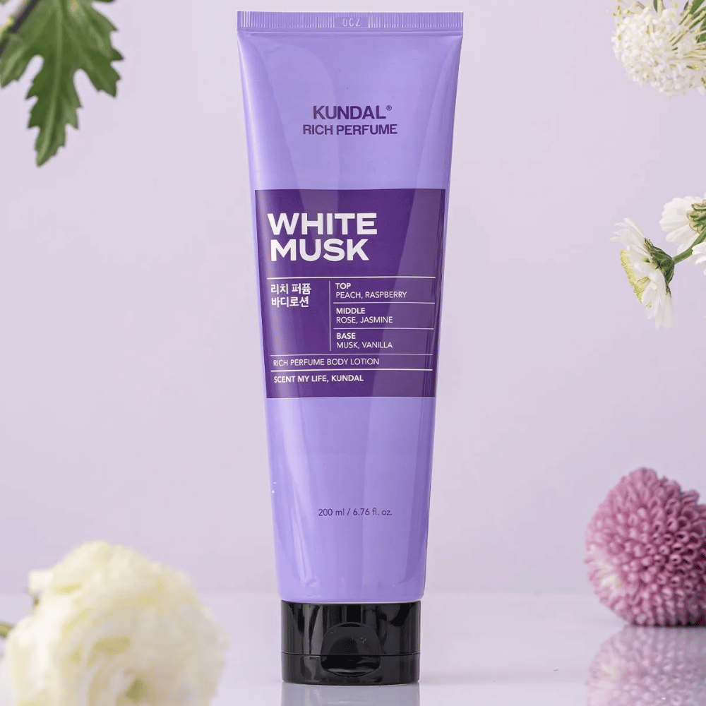 1. KUNDAL Rich Perfume Body Lotion White Musk 200 ml – parfümierte body lotion mit Blumen im Hintergrund