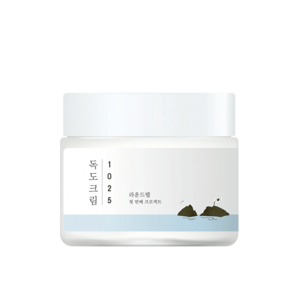 Ein Glas mit Round Lab 1025 Dokdo Cream 80ml zur Befeuchtung auf weißem Hintergrund.