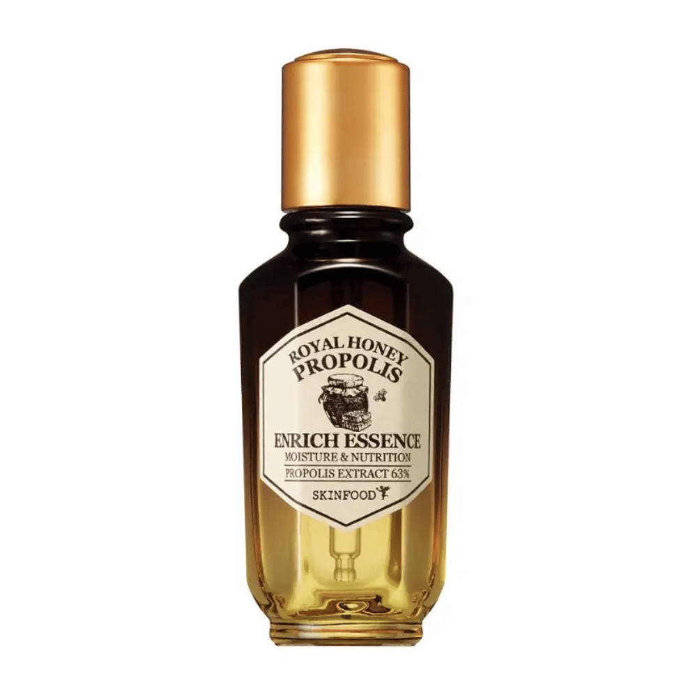 Bild von einer Glasflasche mit dunkler Flüssigkeit und goldfarbenem Deckel. Auf dem Etikett der Flasche steht "Royal Honey Propolis Enrich Essence" gefolgt von "Moisture & Nutrition" und "Propolis Extract 63%". Die Marke "Skinfood" ist ebenfalls ganz unten auf dem Etikett zu sehen.