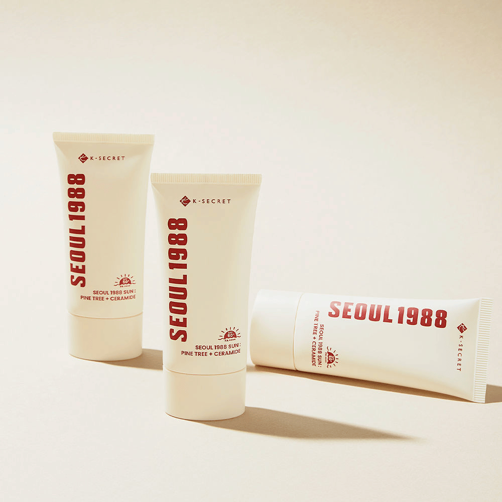 SEOUL 1988 Sun Pine Tree + Ceramide ist eine Sonnencreme, die vor UV-Strahlung schützt und gleichzeitig die Hautbarriere mit Ceramiden und Kiefernrindenextrakt stärkt.