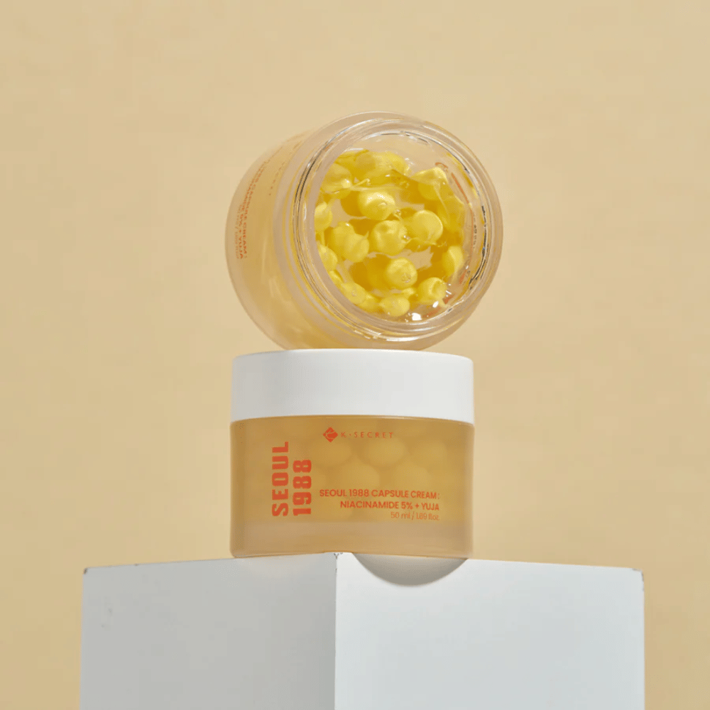 Stilvolle Anordnung: Zwei Dosen mit Seoul 1988 Capsule Cream, eine offen und eine geschlossen, vor einem beigen Hintergrund platziert.