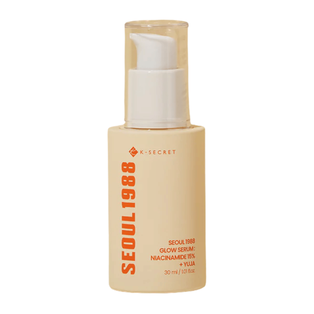 Flasche mit K-SECRET Seoul 1988 Glow Serum Niacinamid 15% + Yuja, 30 ml, mit Pumpe und minimalistischem beigem Design.