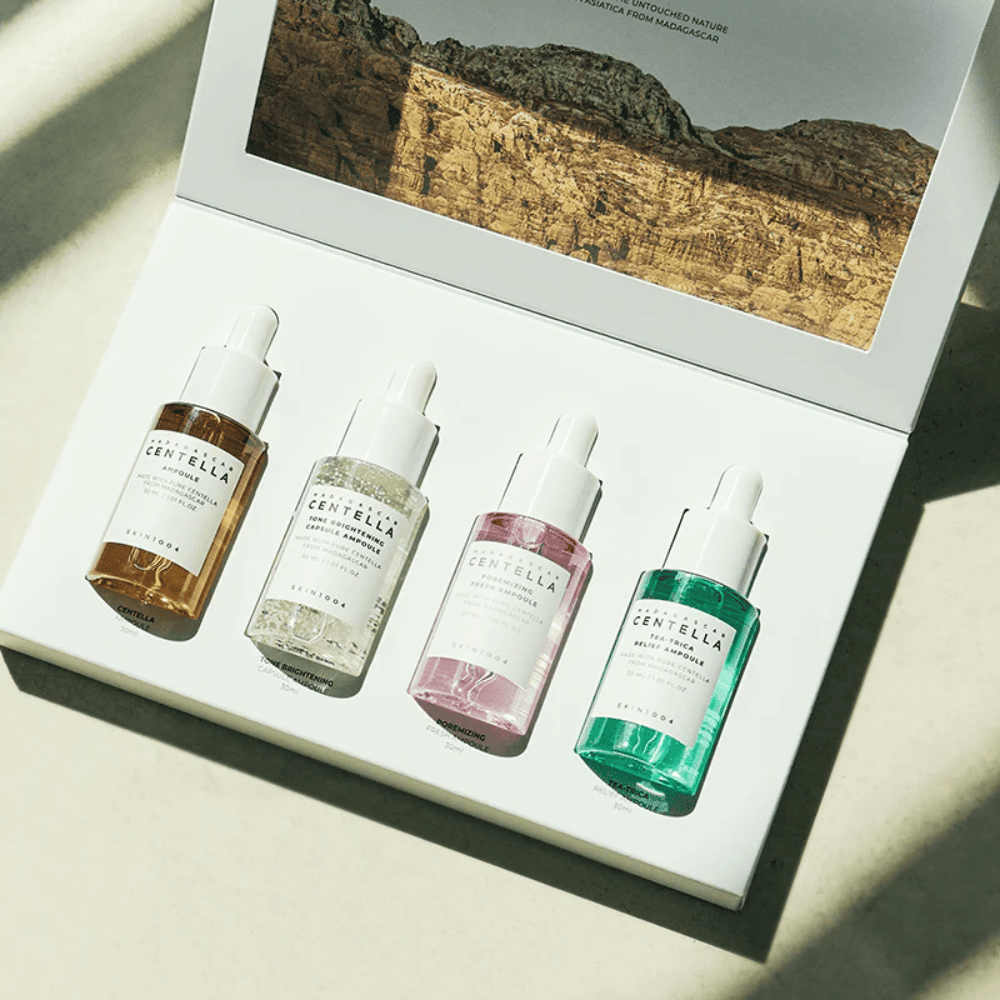 Eine Box, die Madagascar Centella Ampoule Kit von SKIN1004 enthält, die drei verschiedene Arten von Hautpflegeprodukten zur Befeuchtung und Feuchtigkeitspflege enthält.