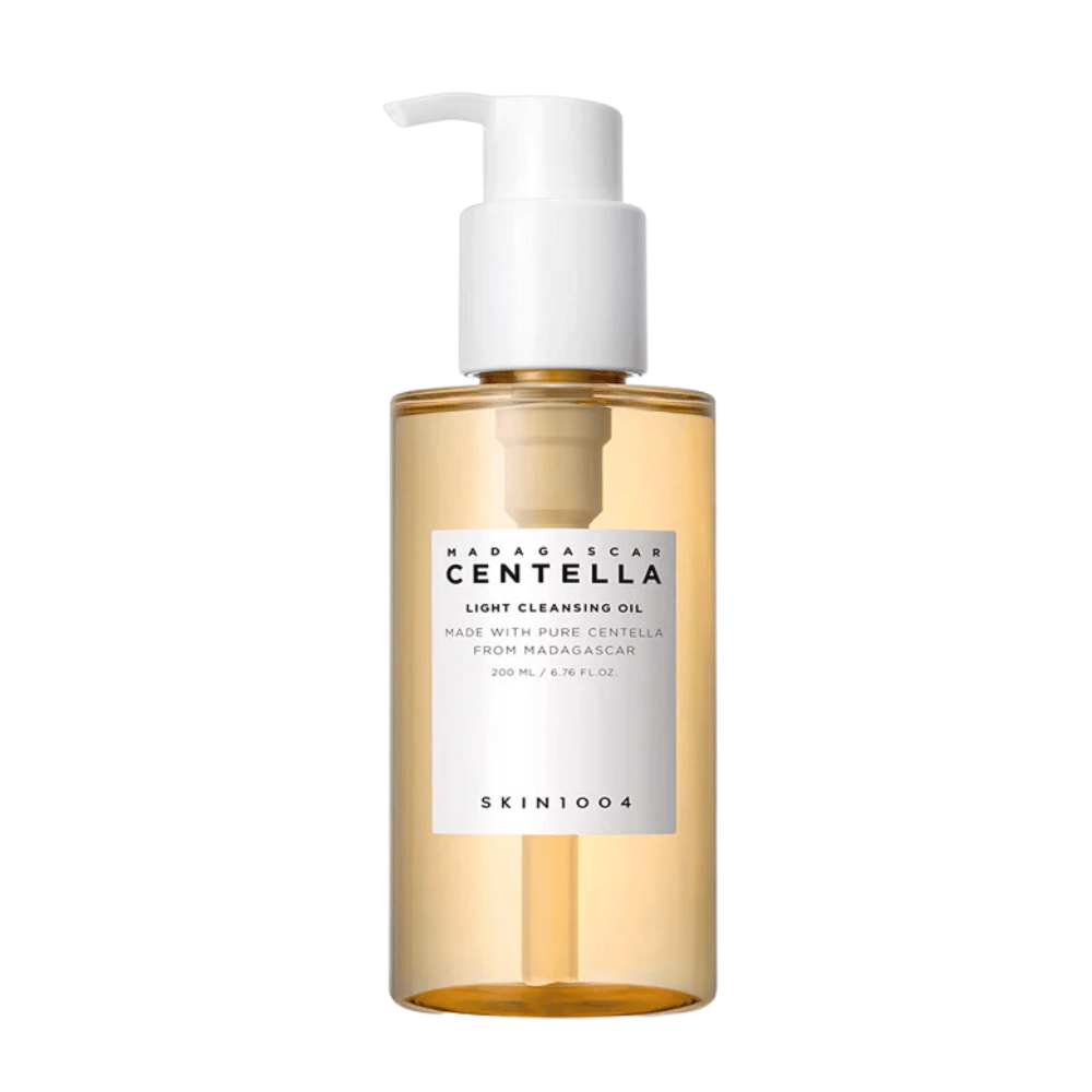 Eine Flasche Madagascar Centella Light Cleansing Oil 200ml von SKIN1004 auf weißem Hintergrund, für Reinigung und Hautpflege.