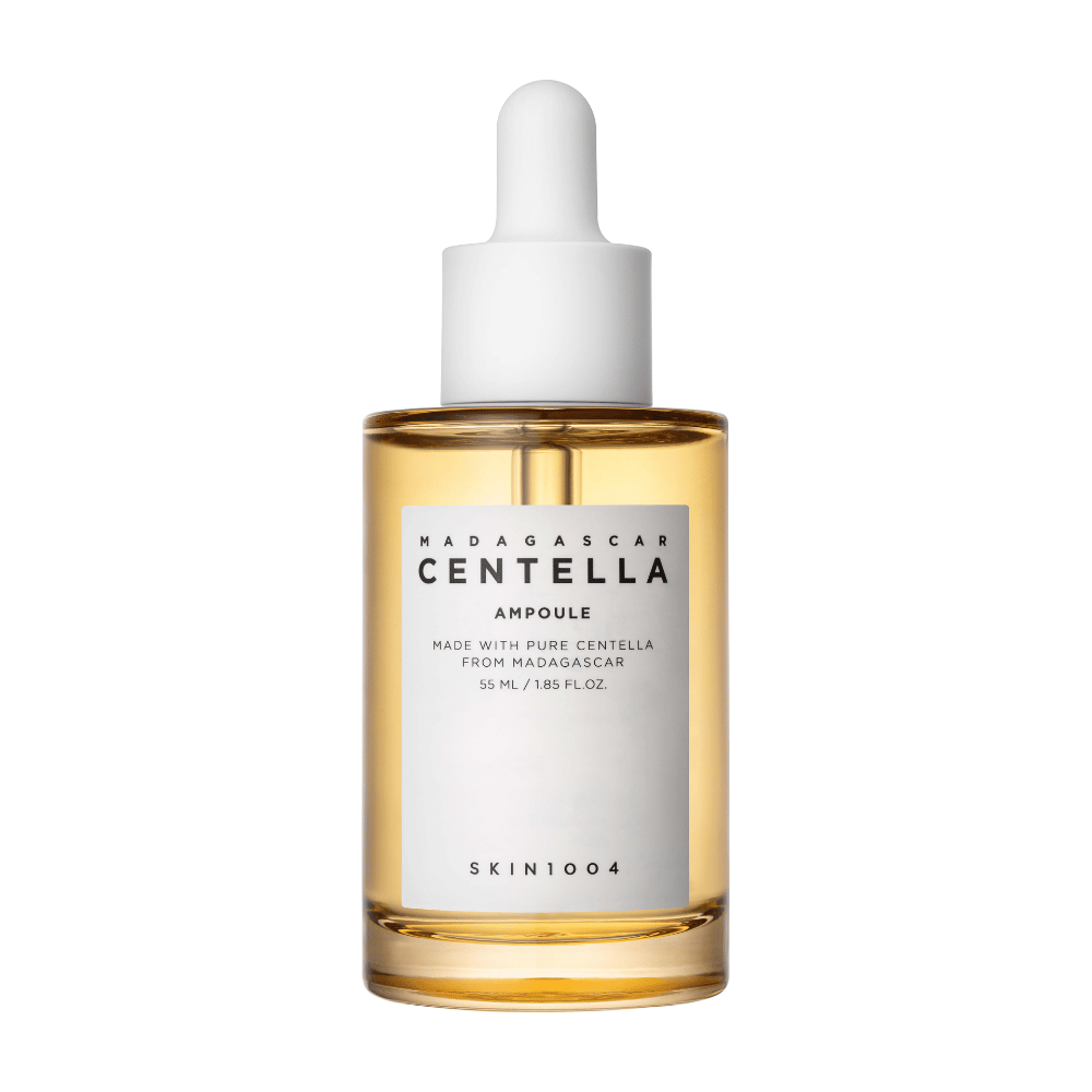 Eine Glasflasche mit Tropfverschluss von SKIN1004, Madagascar Centella Ampoule, mit Informationen über Centella aus Madagaskar, vor einem weißen Hintergrund.