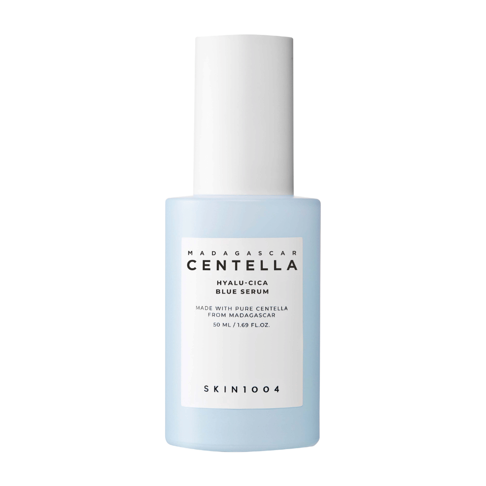 Eine Flasche SKIN1004 Madagascar Centella Hyalu-Cica Blue Serum mit einem hellblauen Etikett und einem weißen Verschluss auf einem sauberen Hintergrund.