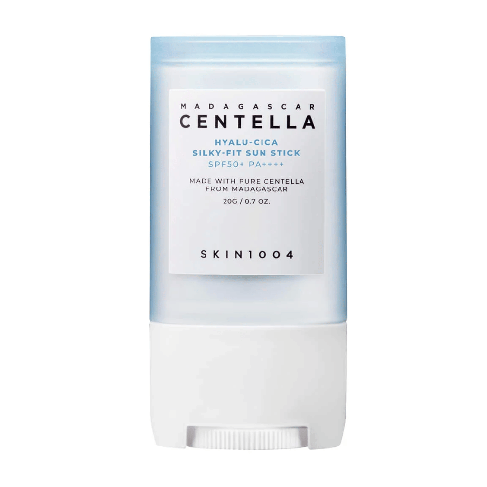 Geschlossener Sonnenschutzstift von SKIN1004, SPF50+, mit Centella aus Madagaskar, vor weißem Hintergrund.