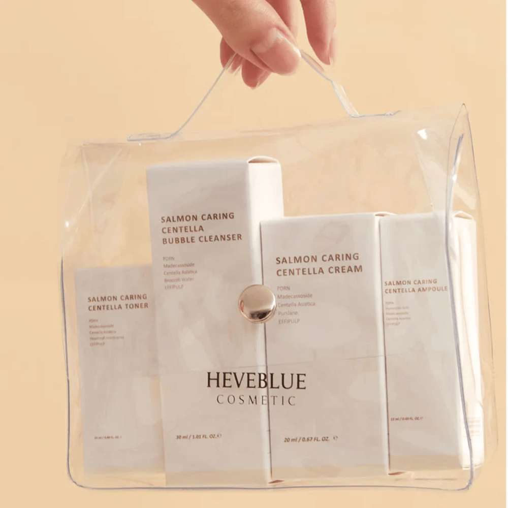 Heveblue Salmon Caring Centella Special Travel Kit Necessaire – komplettes koreanisches Hautpflege-Set mit gesichtswasser, Cleanser, Creme und Ampulle in transparenter Reisetasche.
