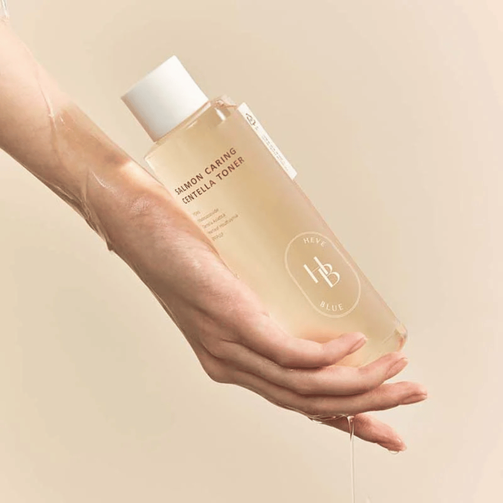 Anwendung von Salmon Caring Centella Toner – feuchtigkeitsspendender koreanischer Gesichtstoner mit Centella Asiatica, der die Haut ausbalanciert, ihr Glanz verleiht und die Elastizität der Haut verbessert.