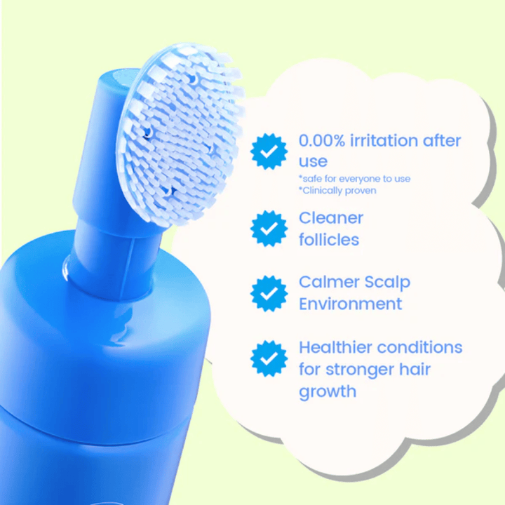 Nahaufnahme der Silikonbürste und der Produkteigenschaften mit Fokus auf sanfte Anwendung, sauberere Haarfollikel, eine beruhigte Kopfhaut und bessere Voraussetzungen für das Haarwachstum.