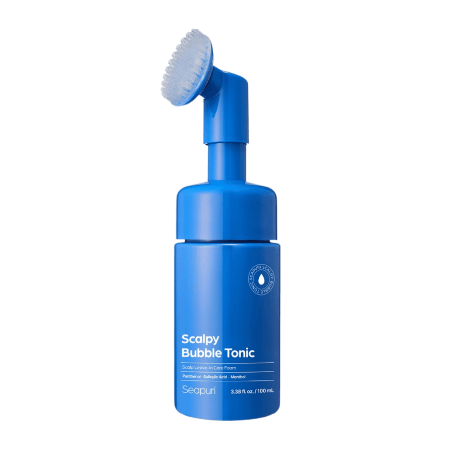 Freigestelltes Produktbild von Seapuri Scalpy Bubble Tonic, das die blaue Flasche mit integrierter Silikonbürste für eine einfache und hygienische Anwendung direkt auf der Kopfhaut zeigt.