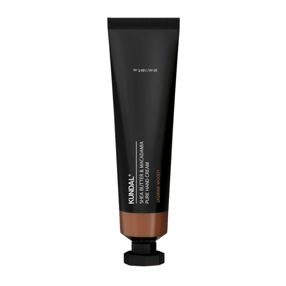 KUNDAL Shea Butter & Macadamia Pure Hand Cream Jasmine Woody auf weißem Hintergrund stehend – intensiv feuchtigkeitsspendende Handcreme mit Sheabutter und Macadamia für die tägliche Handpflege.