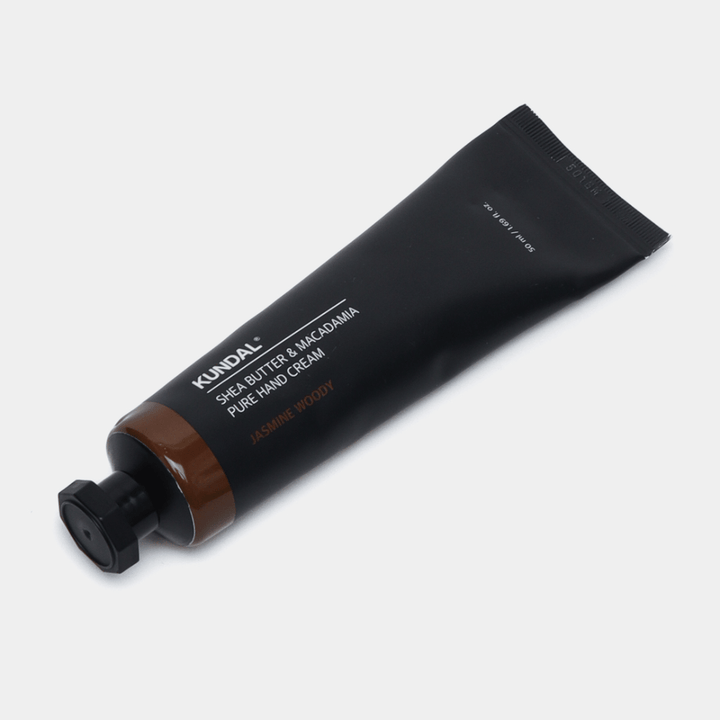 KUNDAL Shea Butter & Macadamia Pure Hand Cream Jasmine Woody – feuchtigkeitsspendende Handcreme mit Sheabutter und Macadamiaöl für weiche Hände und einen warmen, blumigen Duft.