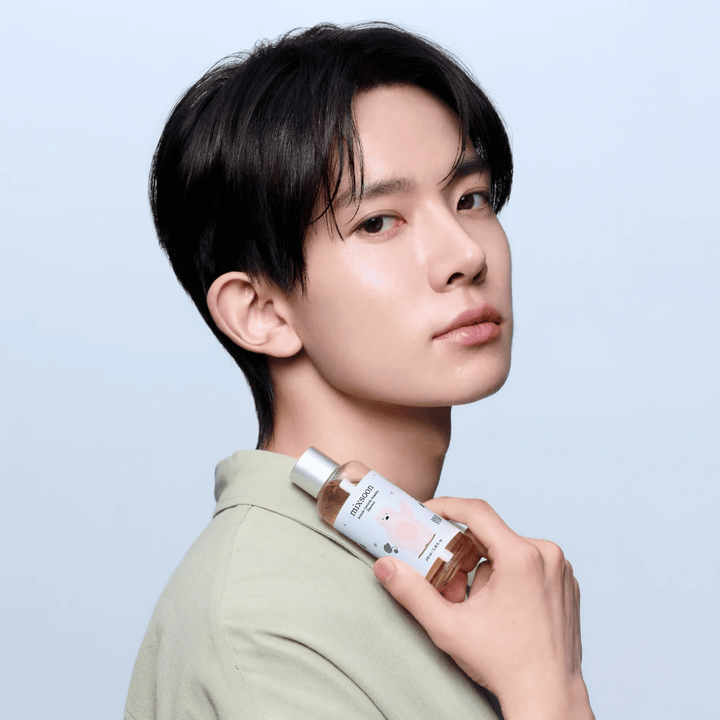 Modell håller Mixsoon Soondy Centella Asiatica Essence i handen, visar upp produkten för känslig hud.