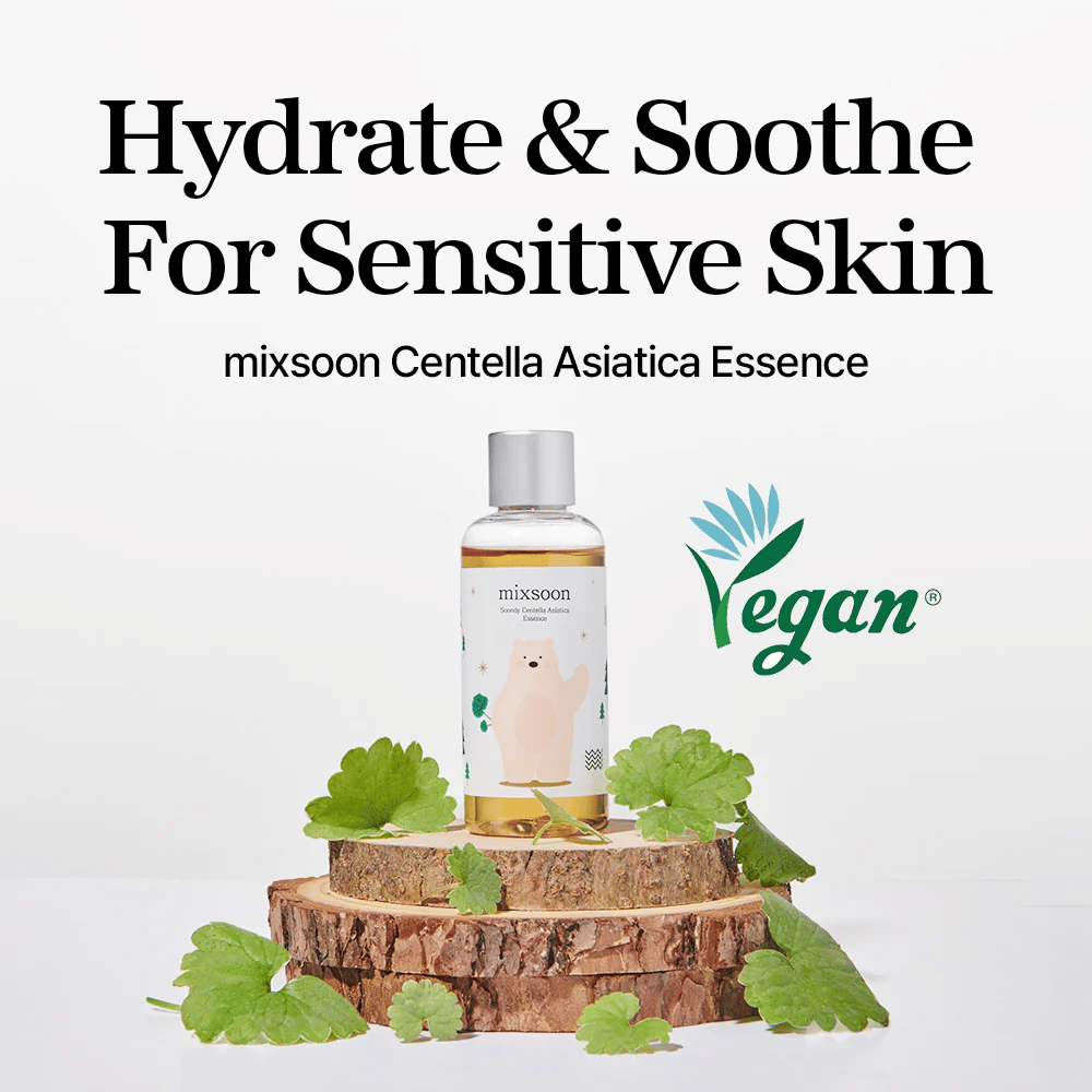 Mixsoon Centella Asiatica Essence mit Vegan-Zertifizierung, Flasche auf Holzplatte mit grünen Blättern platziert, Text „Hydrate & Soothe For Sensitive Skin“.