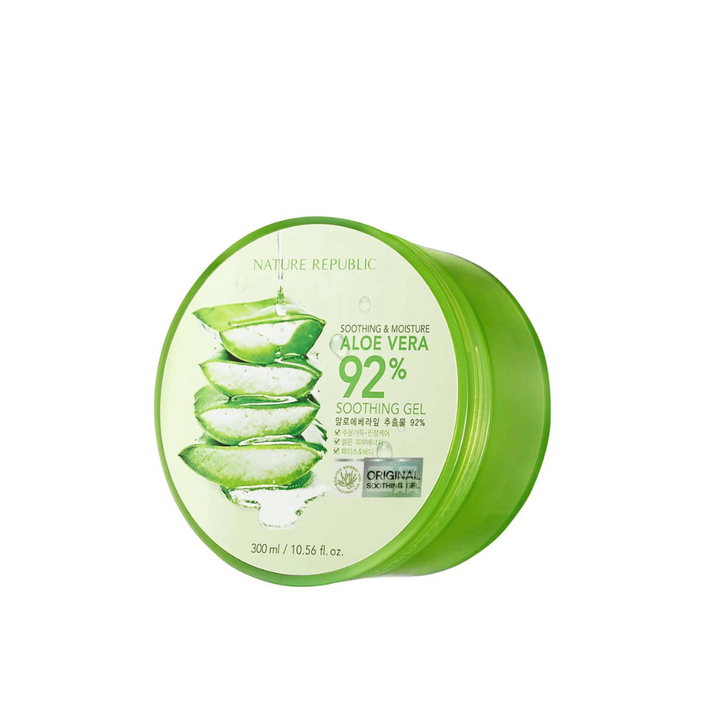 Eine grüne runde Dose mit Nature Republic Aloe Vera 92% Beruhigungsgel. Die Verpackung zeigt ein Bild von Aloe Vera-Blättern und Text, der die beruhigenden und feuchtigkeitsspendenden Eigenschaften des Produkts beschreibt. Der Inhalt beträgt 300 ml (10.56 fl. oz).