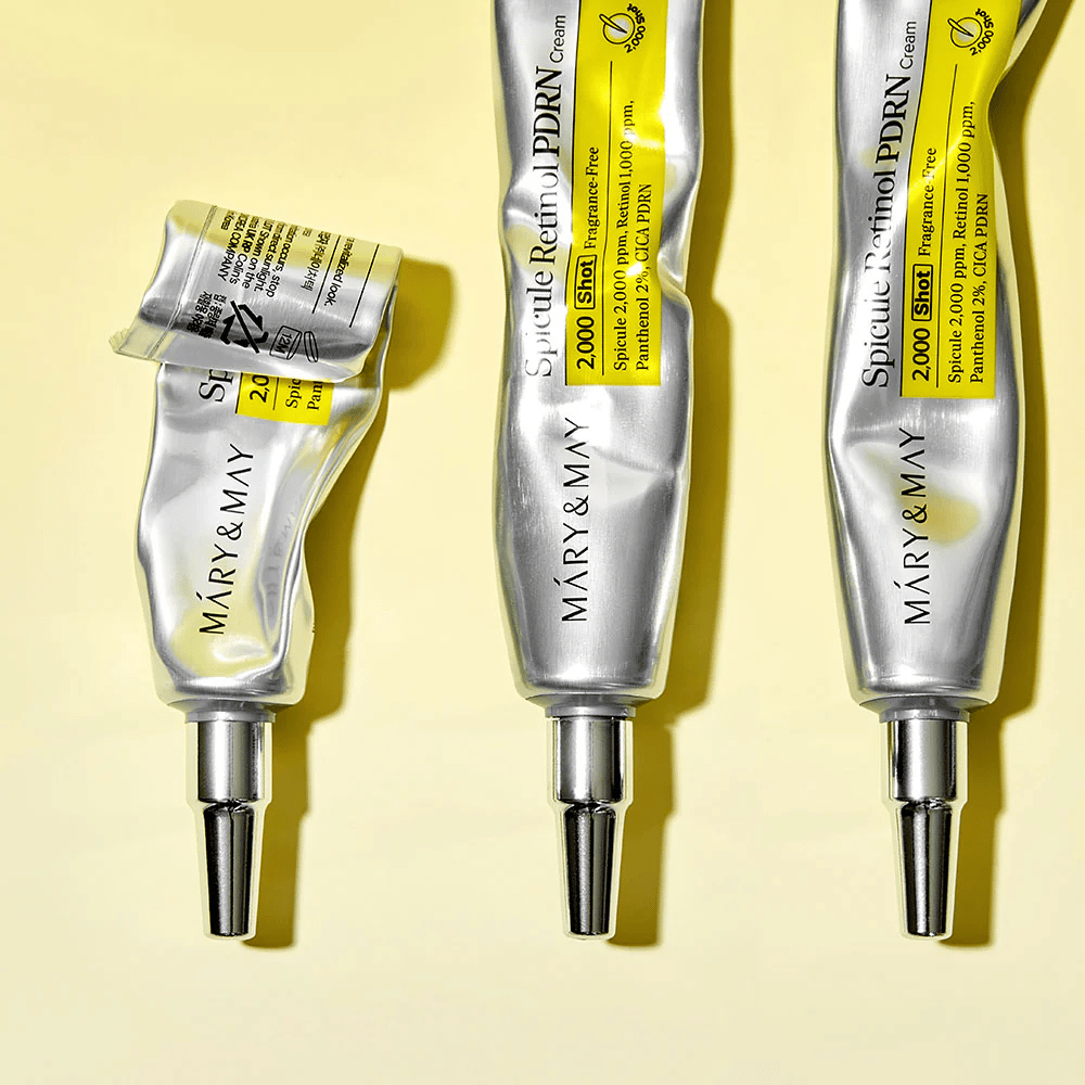 MARY & MAY Spicule Retinol PDRN Cream mit sichtbarer Anwendung in Tube, zeigt die Konsistenz der Creme und den gezielten Applikator für eine präzise Anwendung auf der Haut.