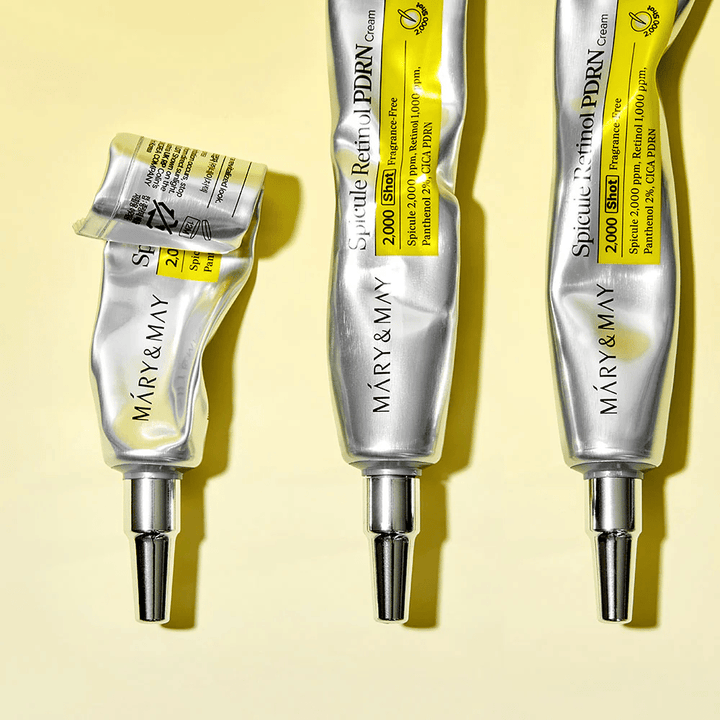 MARY & MAY Spicule Retinol PDRN Cream mit sichtbarer Anwendung in Tube, zeigt die Konsistenz der Creme und den gezielten Applikator für eine präzise Anwendung auf der Haut.