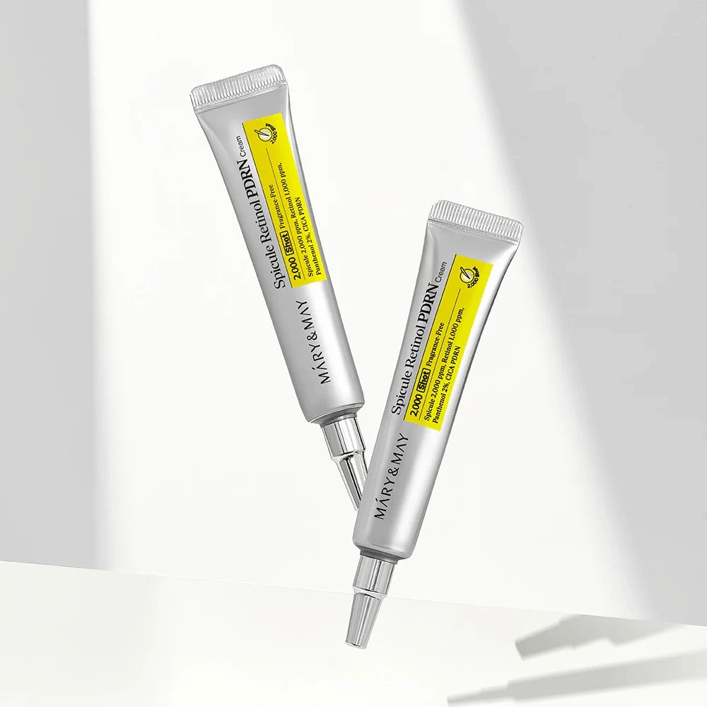 Zwei Tuben von MARY & MAY Spicule Retinol PDRN Cream auf hellem Hintergrund, eine intensive Nachtcreme mit Spicule und Retinol für Hauterneuerung und verbesserte Hautstruktur.