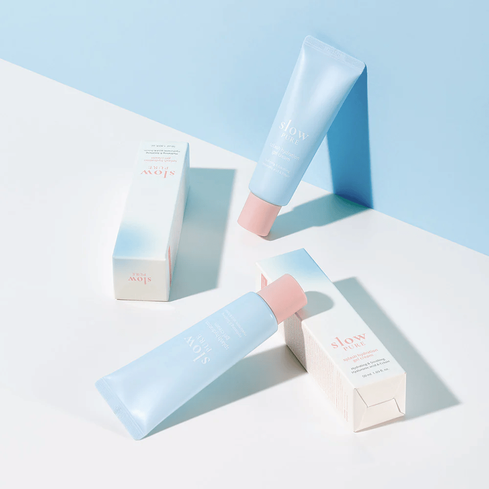 Mehrere Slow Pure Splash Hydration Gel Cream Tuben mit Verpackung in hellblauen und weißen Tönen.
