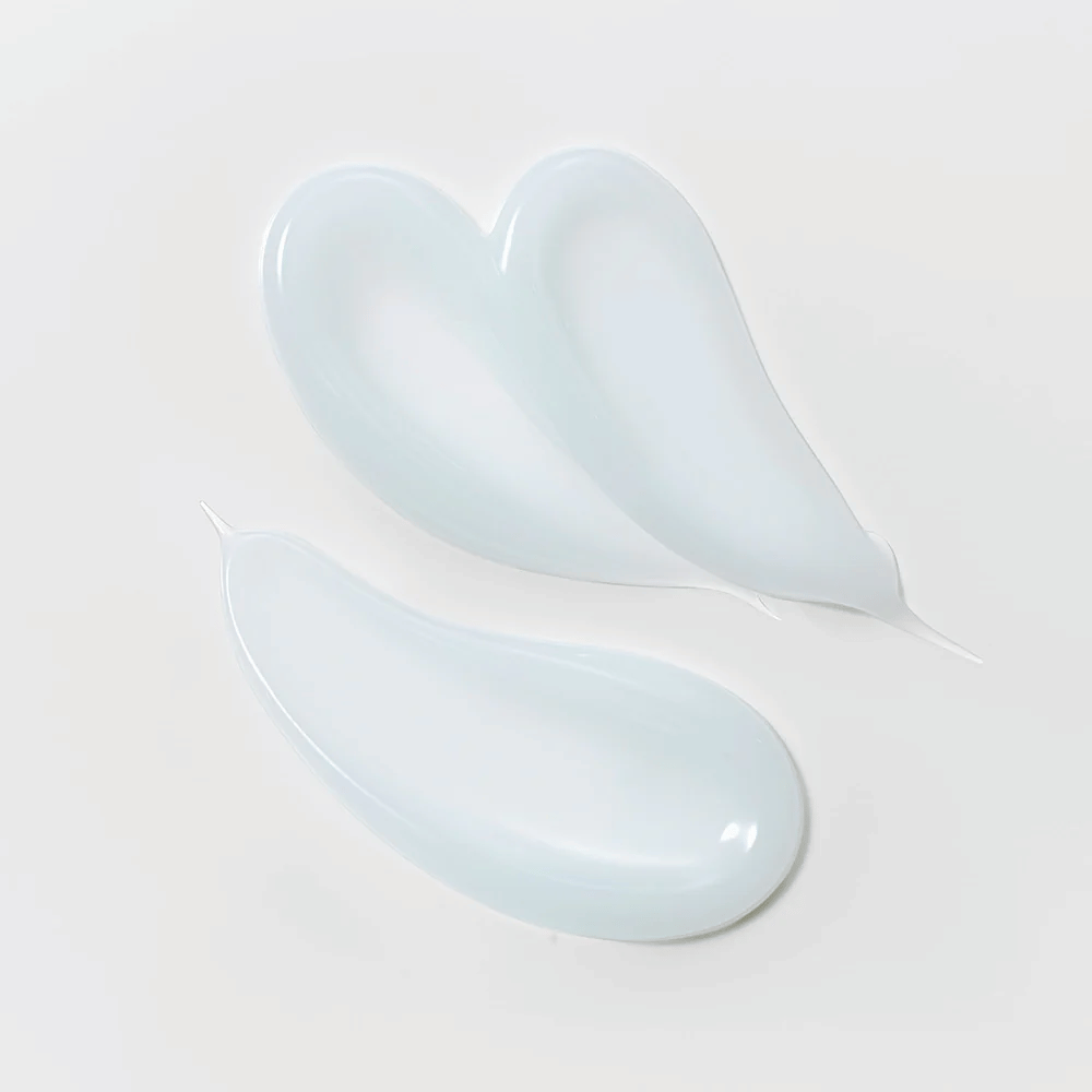 Textur von Slow Pure Splash Hydration Gel Cream, ein leicht bläuliches Gel, das die Haut befeuchtet und beruhigt.