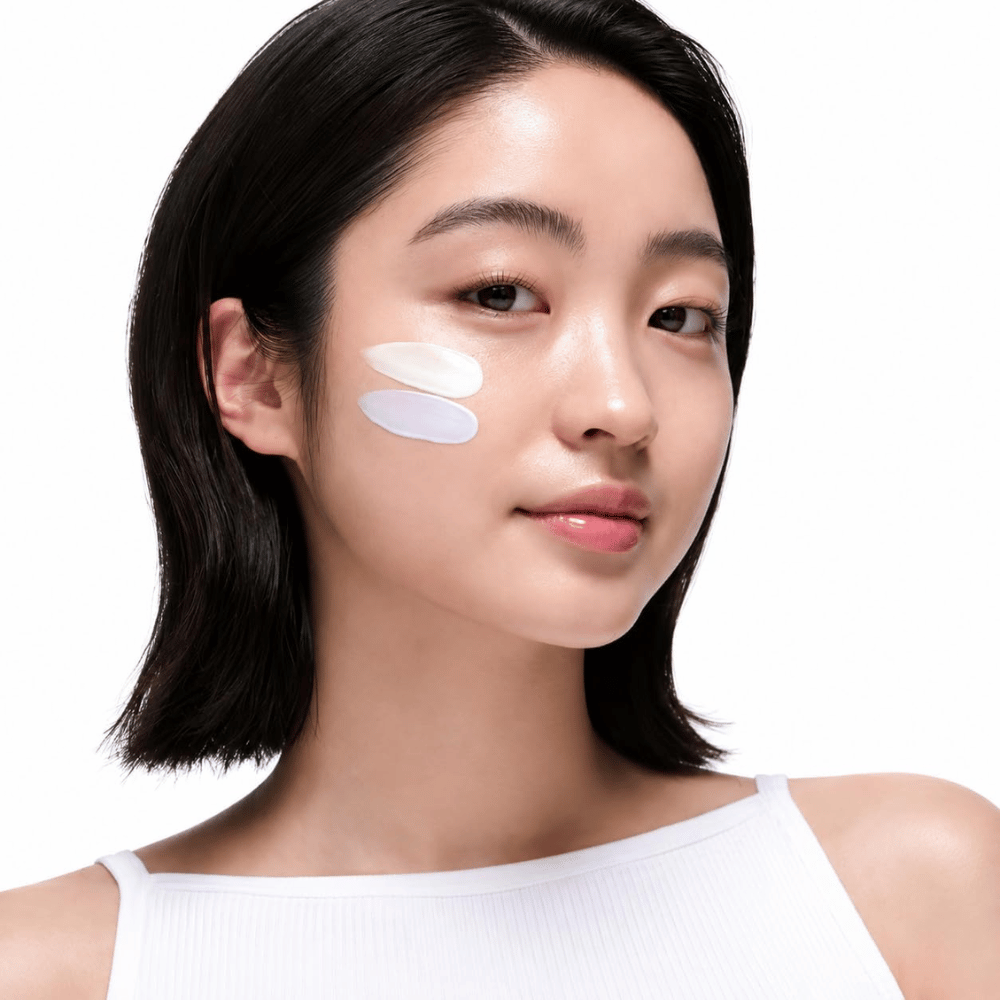 2. Beauty of Joseon Stay Fresh Color Correcting Sunscreen SPF 50 – Model mit grüner und lila farbkorrigierender Sonnencreme auf der Wange