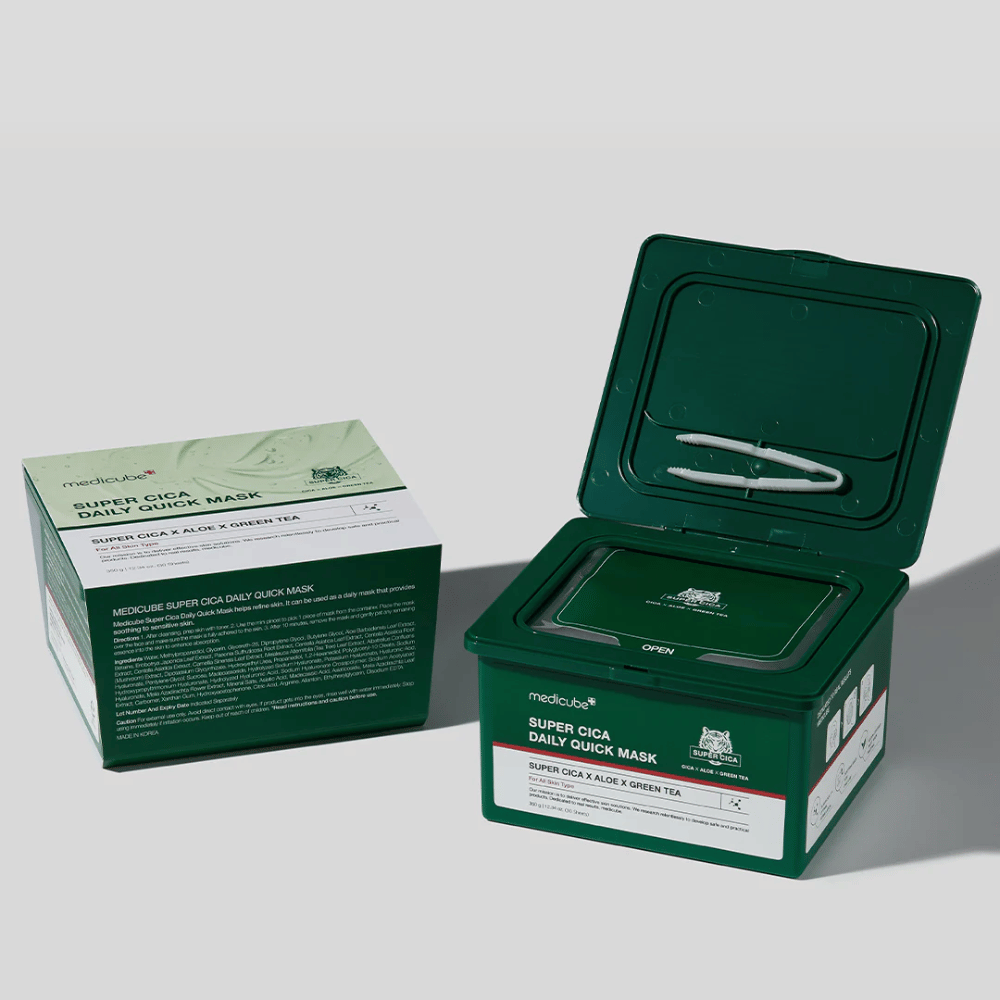 Zwei Packungen von medicube Super Cica Daily Quick Mask – ein geschlossener Karton und eine offene grüne Plastikdose mit Pinzette im Deckel. Die Masken enthalten Cica, Aloe und grünen Tee für tägliche Pflege und beruhigende Wirkung.