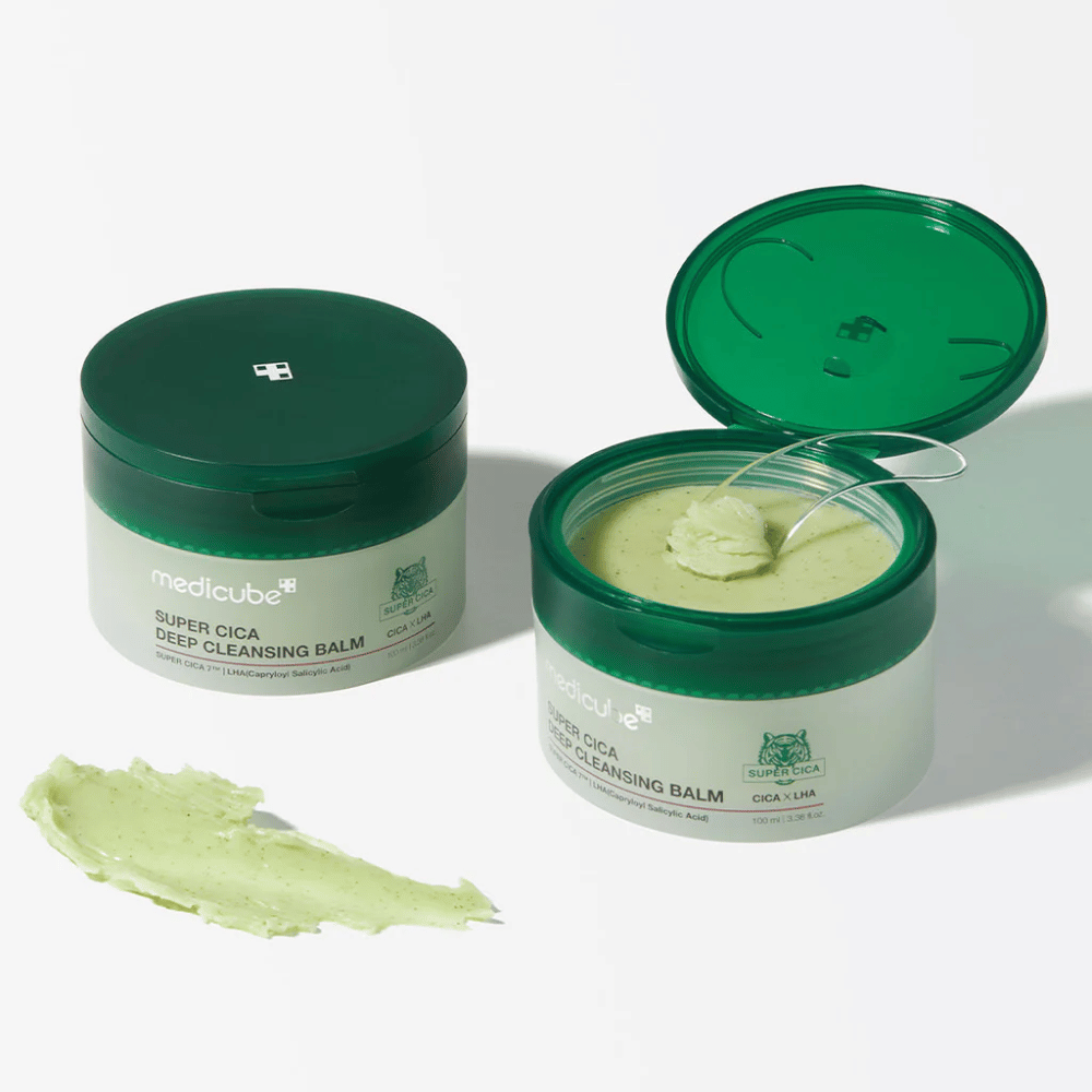 Medicube Super Cica Deep Cleansing Balm ist ein tiefenreinigender Balsam, der ideal für empfindliche Haut ist. Er enthält Super Cica und LHA, die effektiv Make-up, Schmutz und Unreinheiten entfernen, während er die Haut beruhigt und pflegt.