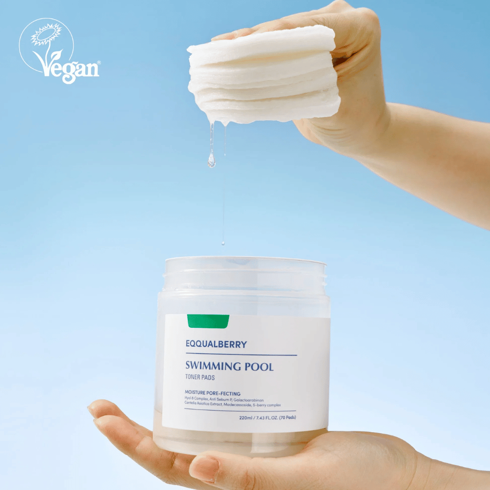 Equalberry Swimming Pool Toner Pads sind vegane und feuchtigkeitsspendende Pads mit einem tropfenden, serumreichen Inhalt – perfekt, um die Haut aufzufrischen und zu beruhigen.