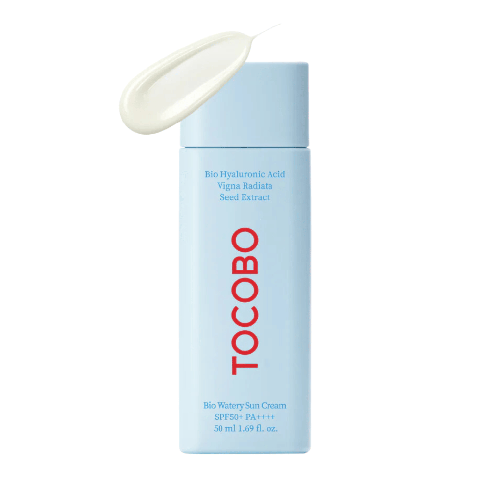Eine Flasche TOCOBO Bio Watery Sun Cream SPF50+ PA++++ 50ml mit einer Creme, die natürliche Inhaltsstoffe für die Hautpflege enthält.