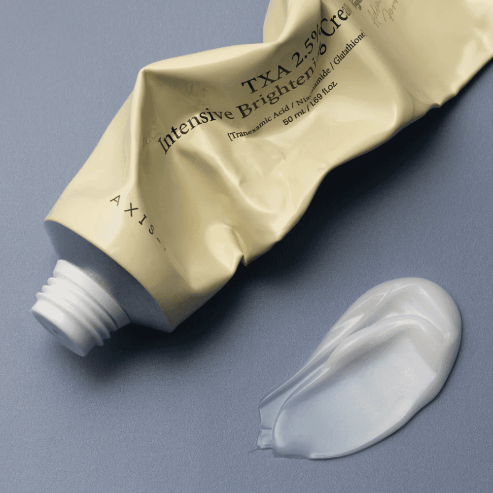 Produktbild mit der Tube und einem Klecks Creme daneben, um die weiche, cremige Konsistenz und die feuchtigkeitsspendende Formel zu zeigen. Der Fokus liegt auf Glow und gleichmäßiger Anwendung.