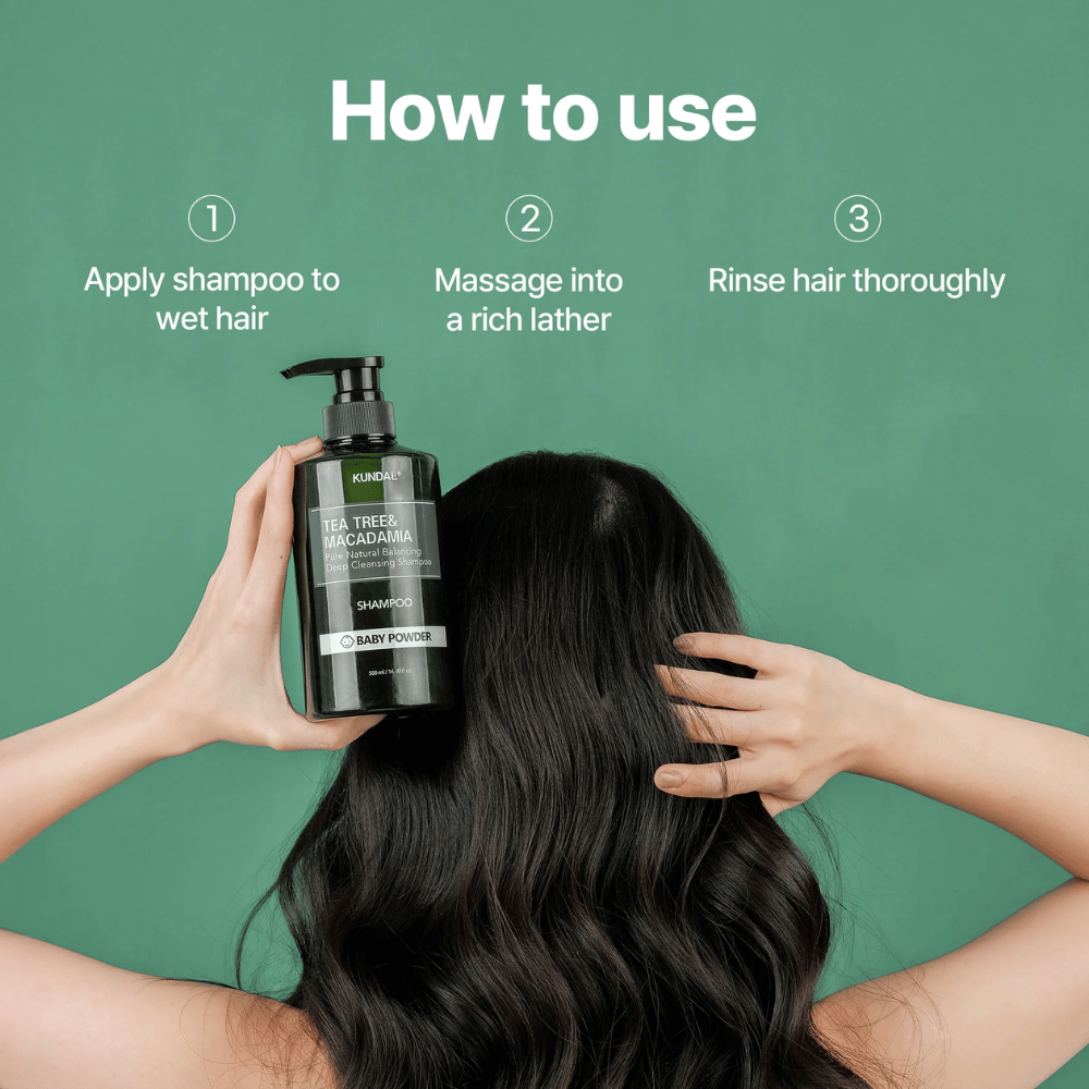 Schritt-für-Schritt-Bild, das zeigt, wie KUNDAL Tea Tree & Macadamia Deep Cleansing Shampoo verwendet wird, um Haar und Kopfhaut mit reichlich Schaum zu reinigen.
