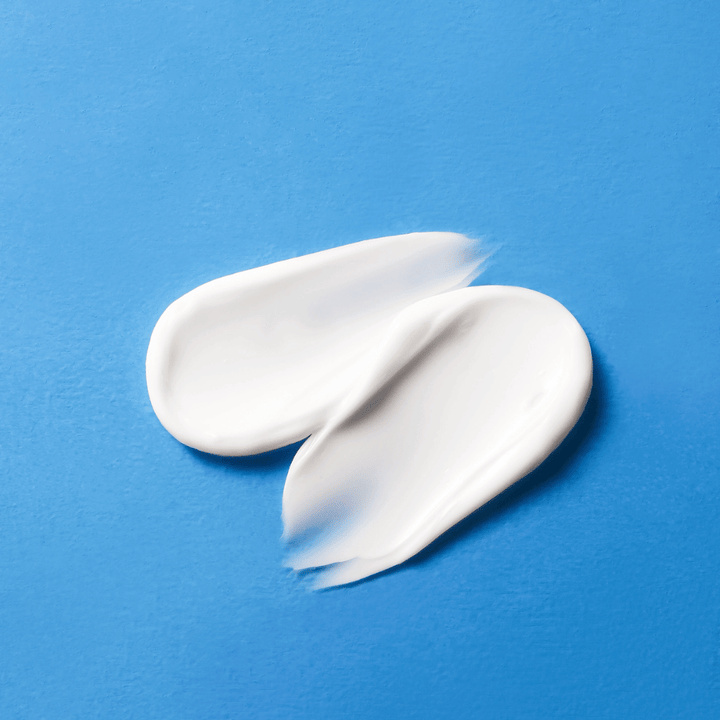 Nahaufnahme von COSRX The Ceramide Skin Barrier Moisturizer Textur – Ceramidcreme, die tiefenwirksam Feuchtigkeit spendet und die Hautschutzbarriere verbessert.