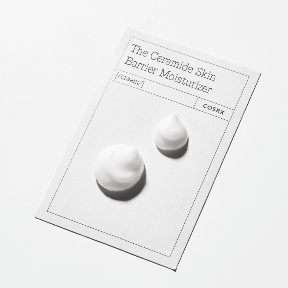 Creme-Textur von COSRX The Ceramide Skin Barrier Moisturizer – weichmachende Gesichtscreme, die die Hautbarriere stärkt und Feuchtigkeitsverlust entgegenwirkt.