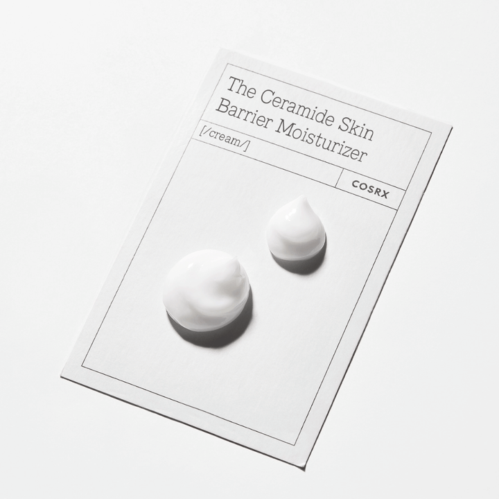 Creme-Textur von COSRX The Ceramide Skin Barrier Moisturizer – weichmachende Gesichtscreme, die die Hautbarriere stärkt und Feuchtigkeitsverlust entgegenwirkt.