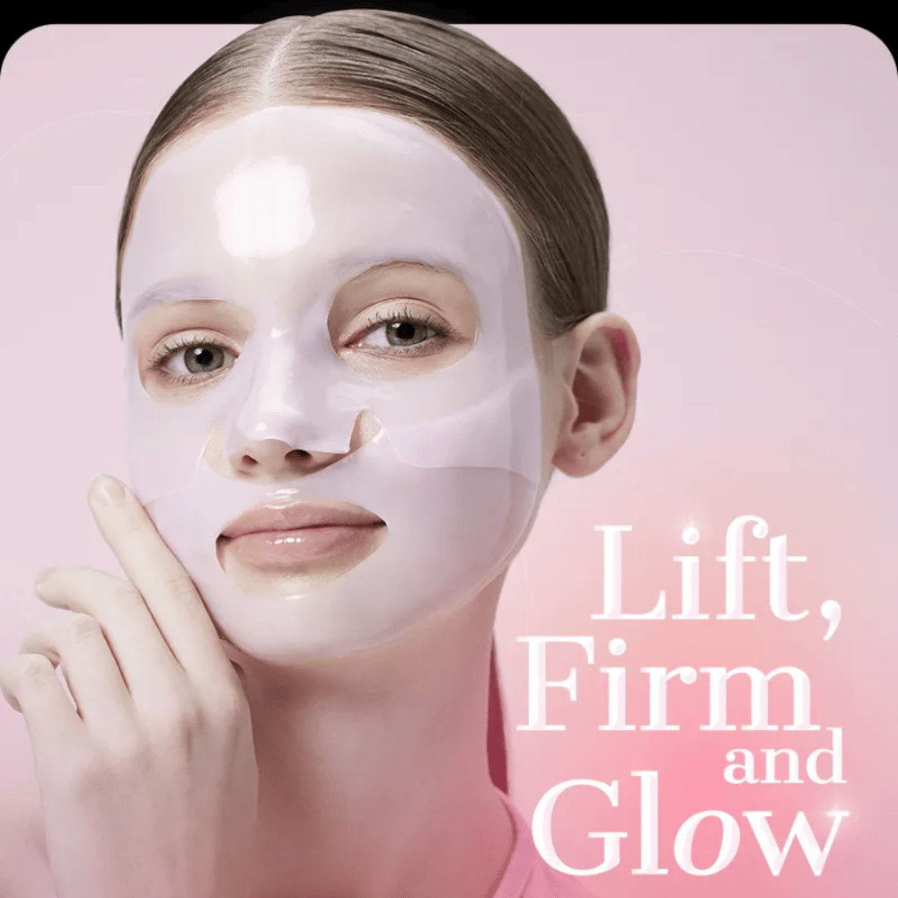 Frau mit COSRX Peptide Collagen Lifting Glow Hydrogel Maske – sorgt für straffere, feste und strahlende Haut mit intensiver Feuchtigkeit.