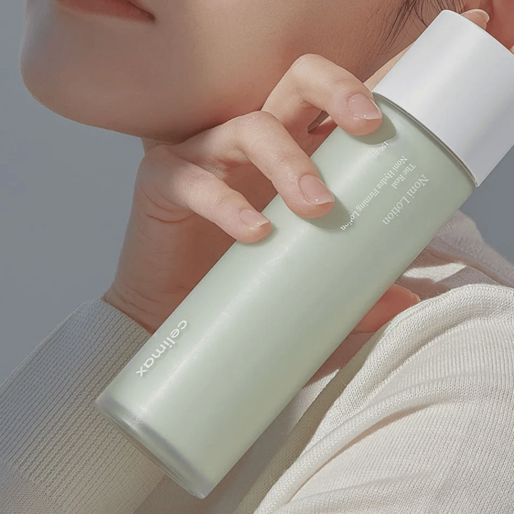 Celimax The Real Noni Hydra Firming Lotion ist eine effektive Lotion, die die Haut strafft und tiefenwirksame Feuchtigkeit spendet. Angereichert mit Noni-Extrakt und nährenden Inhaltsstoffen, verbessert sie die Elastizität der Haut und sorgt für einen frischen, strahlenden Teint. Perfekt für den täglichen Gebrauch für eine weiche und hydratisierte Haut!