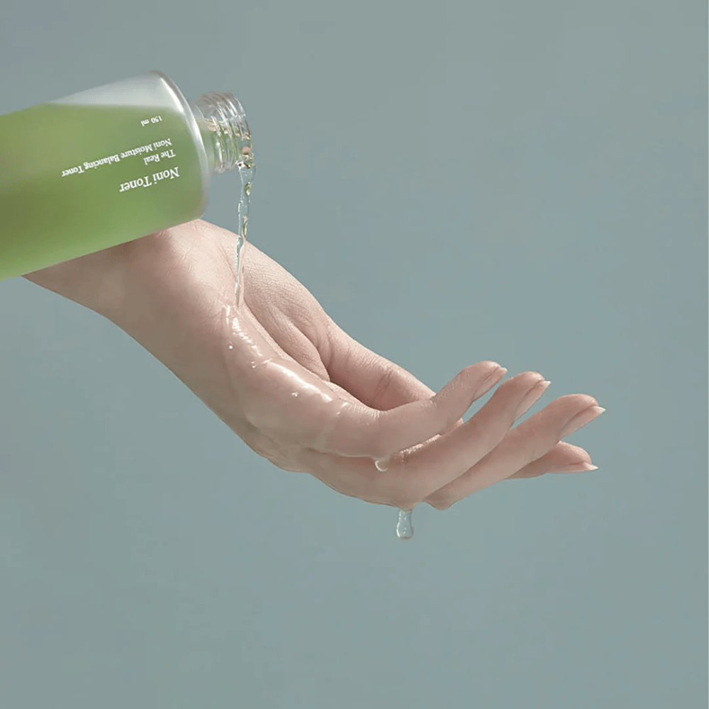Celimax The Real Noni Moisture Balancing Toner ist ein leichter und erfrischender Toner, der die Haut mit Feuchtigkeit versorgt und ausgleicht. Er ist mit Noni-Extrakt angereichert, das Reizungen beruhigt und die Hautstruktur verbessert.