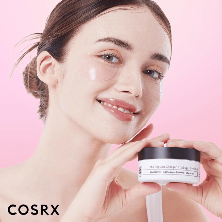Modell mit COSRX Peptide Collagen Hydrogel Eye Patch – verleiht Glanz und Feuchtigkeit für müde Haut unter den Augen.