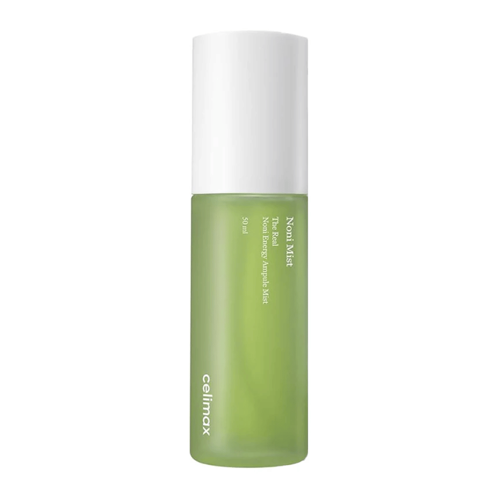 Celimax Noni Mist in einer grünen Flasche mit weißem Verschluss. Das Produkt, "The Real Noni Energy Ampule Mist", hat eine Kapazität von 50 ml und wird vermarktet, um der Haut Energie und Feuchtigkeit zu spenden.