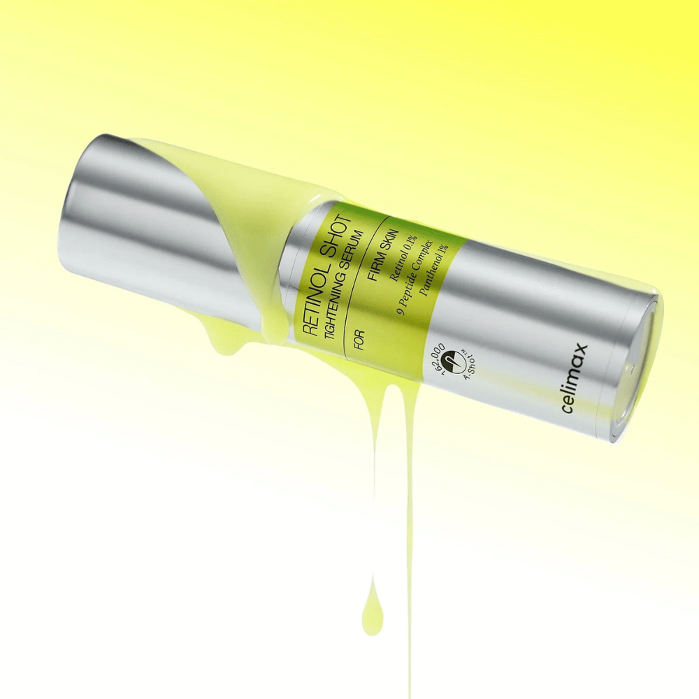 Produktbild von The Vita-A Retinol Shot Tightening Serum von Celimax mit gelbem Serum, das entlang der Flasche auf einem hellgelben Hintergrund läuft.