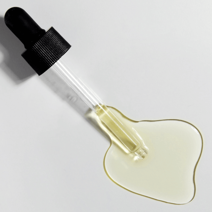 Nahaufnahme der Pipette mit COSRX The Vitamin C 13 Serum und goldener Vitamin-C-Formel, konzentriertes Serum mit Vitamin E und Hyaluronsäure.