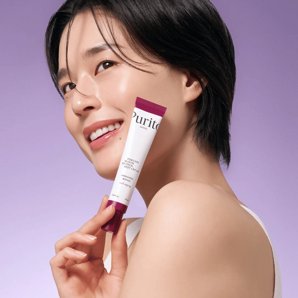 Purito Timeless Bloom Retinol Spot Cream ist eine gezielte Behandlung, die Retinol enthält, um feine Linien zu reduzieren und die Hautelastizität zu verbessern. Mit feuchtigkeitsspendenden Inhaltsstoffen stellt sie den Hautglanz wieder her und stärkt die Barriere, perfekt für reife Haut oder als Anti-Aging-Routine.